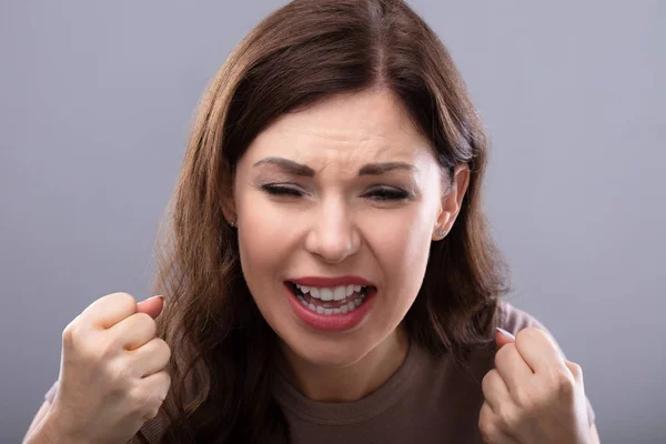 Πορτρέτο Ενός Θυμωμένη Γυναίκα Νέοι Σφίγγοντας Δόντια Της — Φωτογραφία Αρχείου