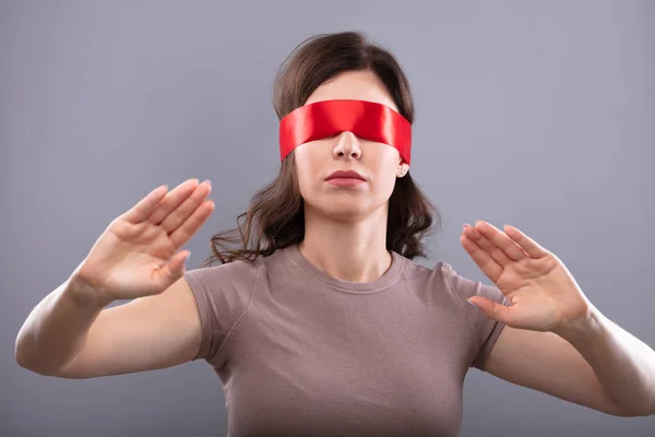 Ojo Mujer Joven Cubierto Con Cinta Roja Sobre Fondo Gris — Foto de Stock