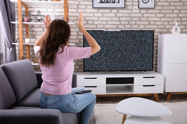 Mujer Joven Frustrada Sentada Sofá Mirando Televisión Sin Señal — Foto de Stock