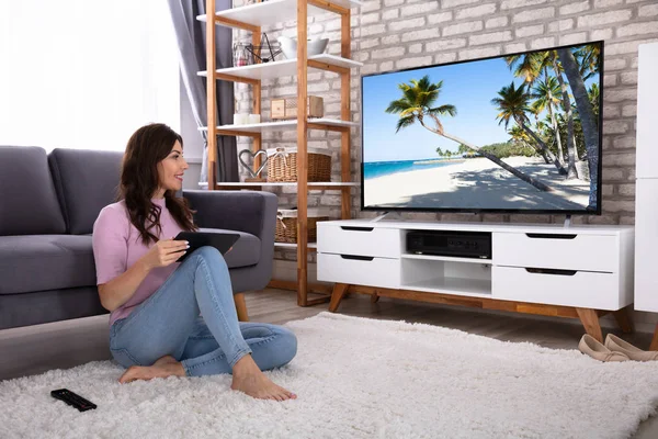 Szczęśliwa Młoda Kobieta Tabletu Cyfrowego Siedzi Dywanie Oglądania Telewizji — Zdjęcie stockowe