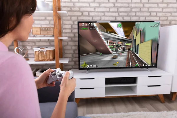 Γυναίκα Παίζει Βίντεο Παιχνίδι Joystick Στην Τηλεόραση Στο Σπίτι — Φωτογραφία Αρχείου