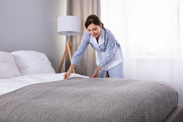 Sorrindo Empregada Feminina Fazendo Cama Quarto Hotel — Fotografia de Stock