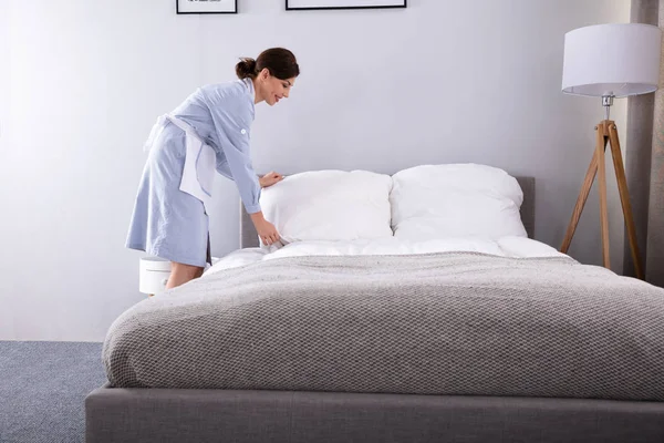 Hembra Sonriente Ama Llaves Haciendo Cama Habitación Hotel — Foto de Stock