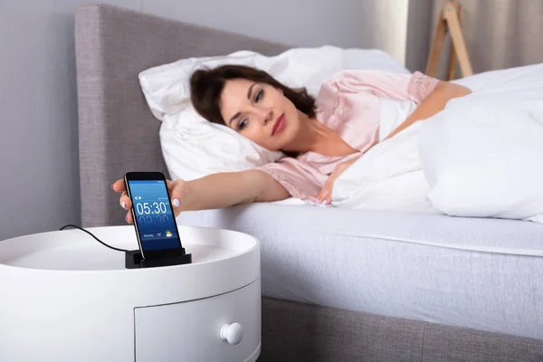 Красива Молода Жінка Лежить Ліжку Нагадування Мобільний Телефон — стокове фото