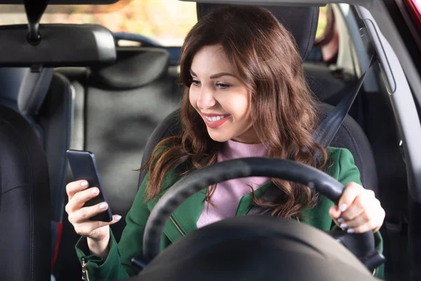 Detail Usměvavé Mladé Ženy Sedící Uvnitř Vozu Pomocí Mobilního Telefonu — Stock fotografie