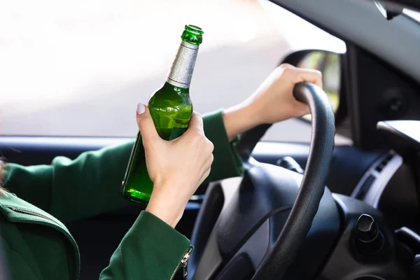 Primo Piano Una Mano Femminile Guida Auto Tenendo Bottiglia Alcolica — Foto Stock