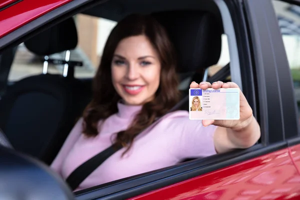 Primer Plano Una Mujer Que Muestra Licencia Conducir Desde Una — Foto de Stock