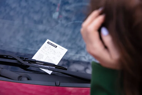 Närbild Kvinna Nära Bil Med Biljett Böter För Parkering Brott — Stockfoto