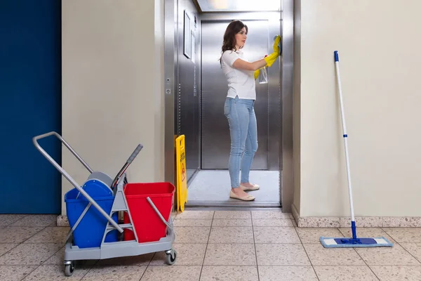 Vrouwelijke Janitor Dragen Handschoenen Schoonmaak Lift Met Reinigingsapparatuur — Stockfoto