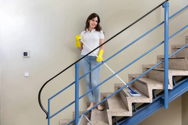 Giovane Donna Janitor Pulizia Scala Con Mop — Foto Stock