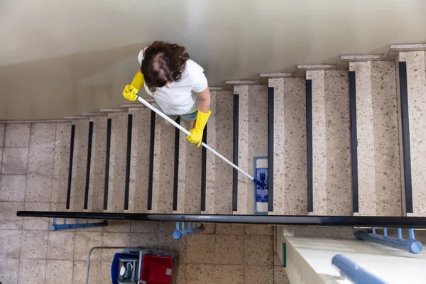 Jovem Janitor Feminino Limpeza Escadaria Com Esfregão — Fotografia de Stock