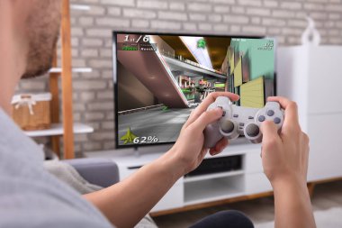 Televizyonda Joystick 'i olan bir adamın yakın plan çekimi.