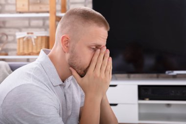 A görünümünü yan koltukta oturan genç adam üzgün
