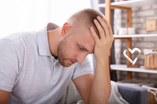 Zijaanzicht Van Overstuur Jonge Man Zit Bank — Stockfoto