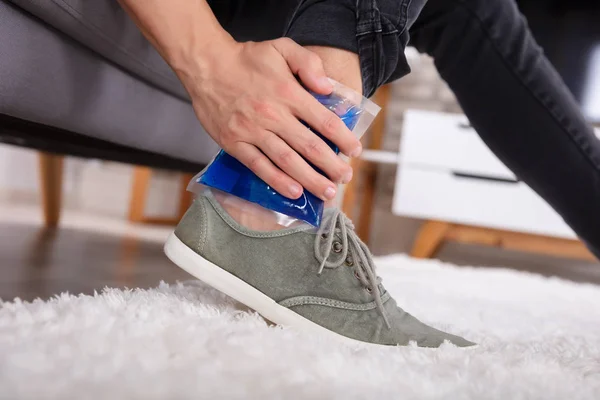 Close Homem Aplicando Pacote Gel Gelo Tornozelo Ferido — Fotografia de Stock