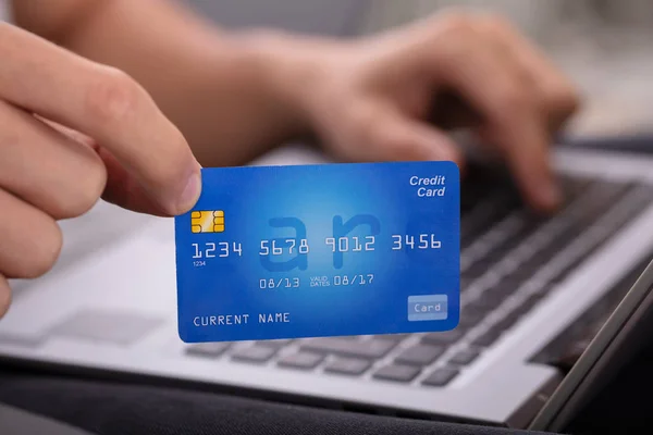 Nahaufnahme Der Hand Eines Mannes Mit Kreditkarte Beim Online Einkauf — Stockfoto