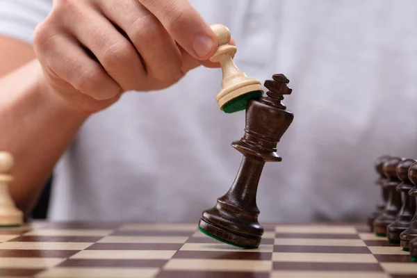 Gros Plan Main Homme Battant Une Pièce Échecs Roi Avec — Photo