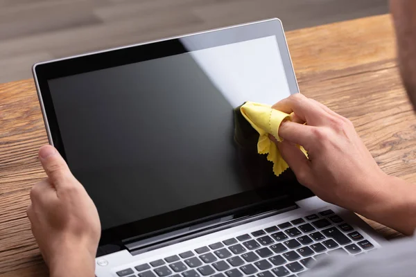 Mann Reinigt Laptop Bildschirm Mit Weichem Gelben Tuch — Stockfoto