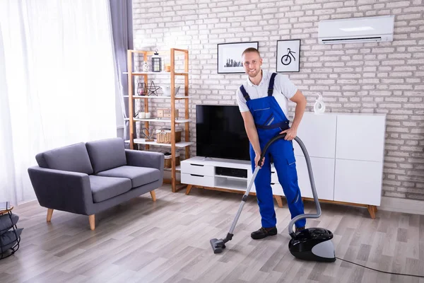 Vista Ángulo Alto Piso Limpieza Conserje Masculino Con Aspiradora — Foto de Stock