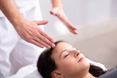 Reiki tedavi Spa kadında için şifa veren bir terapist el Close-up