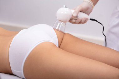 Anti Selülit Masaj Spa terapisti tarafından onun kalça üzerine alma kadın Close-up