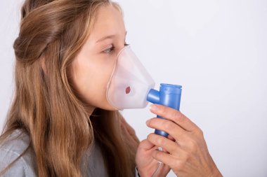 Yakın çekim, erkek doktor kız Kliniği Inhaler maskesi kullanma