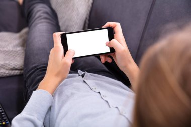 Boş Beyaz Ekran ile Akıllı Telefon Kullanan Bir Kızın Yakın Çekimi