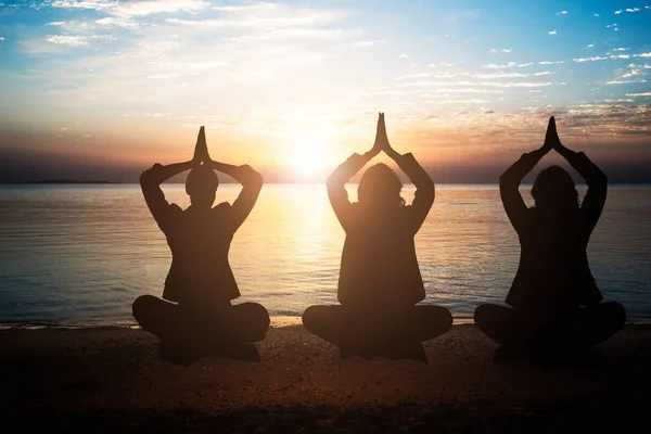 Silueta Personas Meditando Playa Durante Puesta Del Sol — Foto de Stock