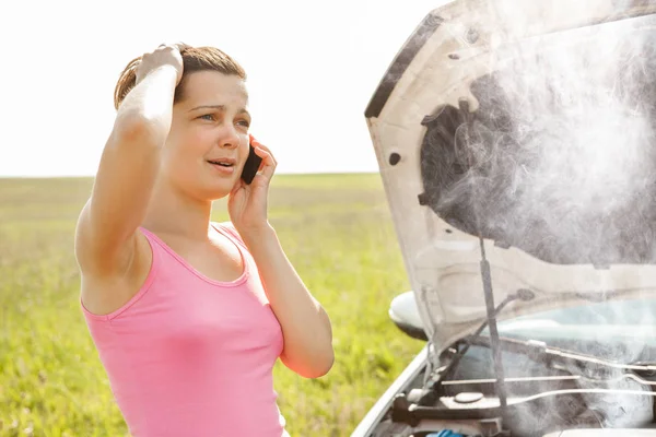 Araba Arızası Sonra Cep Telefonu Üzerinde Yardım Arayan Genç Kadın — Stok fotoğraf