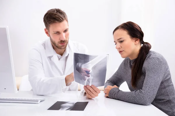 Médico Discutiendo Con Paciente Sobre Radiografía Rodilla — Foto de Stock