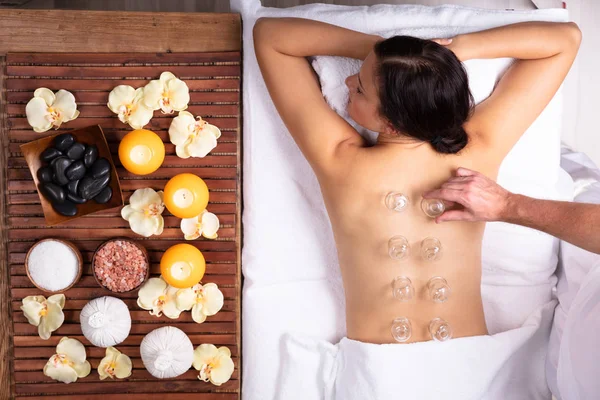 Ontspannen Jonge Vrouw Ontvangen Cupping Behandeling Haar Rug Spa — Stockfoto