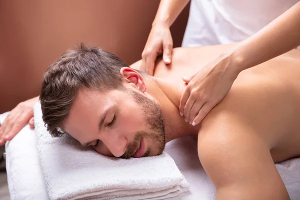 Close Jovem Relaxado Recebendo Massagem Ombro — Fotografia de Stock