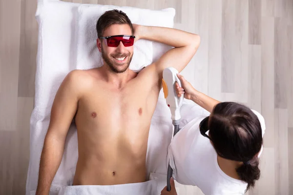 Närbild Leende Ung Man Med Underarm Laser Hårborttagning Behandling Spa — Stockfoto