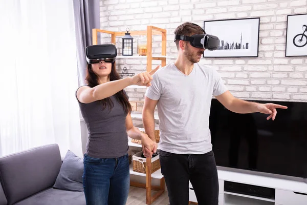 在家中使用虚拟现实装置的年轻夫妇 — 图库照片