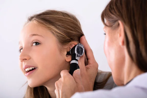 Primer Plano Del Médico Comprobando Oreja Chica Feliz Con Otoroscopio — Foto de Stock