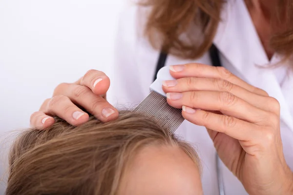 Крупный План Доктора Осматривающего Девчачьи Волосы Расческой — стоковое фото