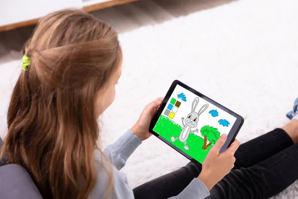 Close Van Een Meisje Spelen Spel Digitale Tablet Thuis — Stockfoto