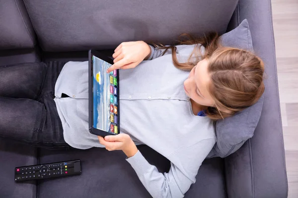 Vista Elevata Una Ragazza Sdraiata Sul Divano Utilizzando Tavoletta Digitale — Foto Stock