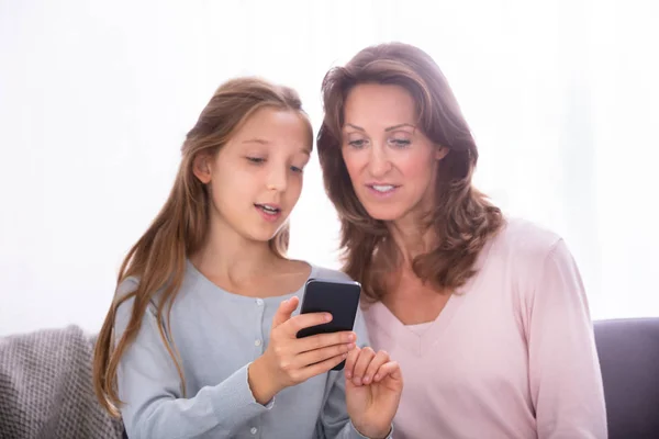 Retrato Maduro Mãe Com Ela Filha Usando Celular — Fotografia de Stock