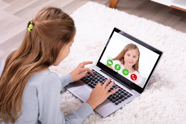 Close Girl Lying Carpet Video Conferencing Her Friend Laptop — Stock Photo, Image