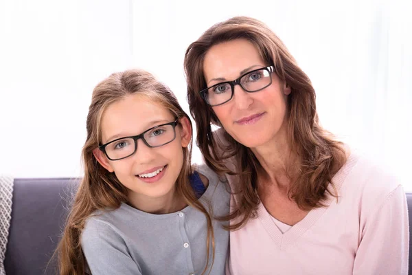 Portrait Mère Heureuse Fille Portant Des Lunettes Vue — Photo