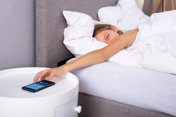 Yatak Snoozing Alarma Cep Telefonu Yatan Kız — Stok fotoğraf