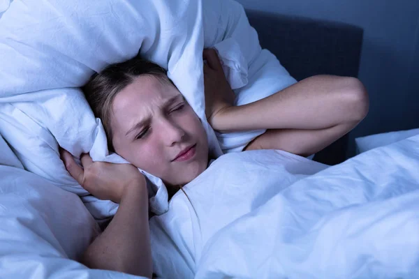 Chica Perturbada Por Ruido Que Cubre Oído Con Almohada — Foto de Stock