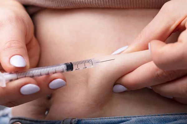 Mano Mujer Diabética Inyectando Estómago Con Jeringa — Foto de Stock