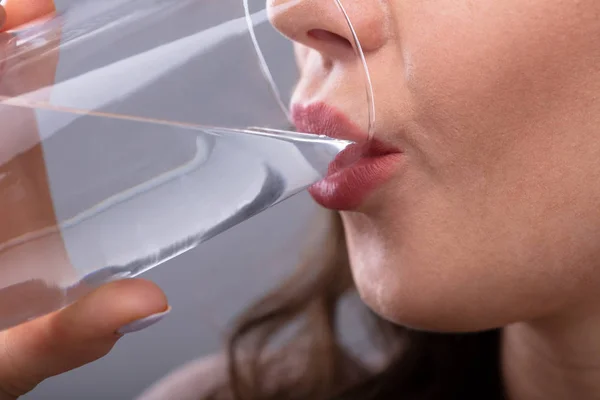 Primer Plano Una Mujer Sedienta Agua Potable — Foto de Stock