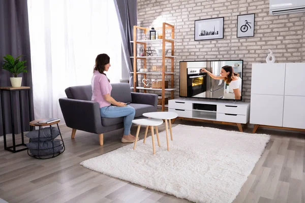 Jovem Mulher Sentada Sofá Assistindo Televisão — Fotografia de Stock