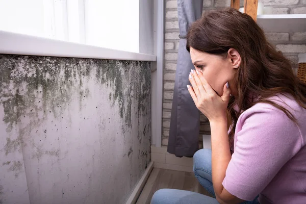 Vue Latérale Une Jeune Femme Choquée Regardant Moule Sur Mur — Photo