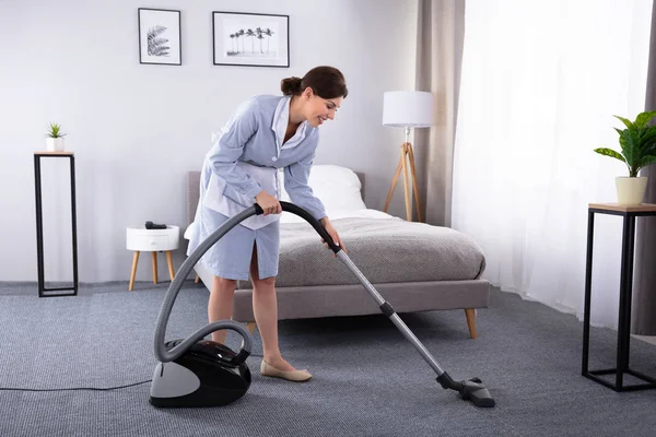 Happy Young Housekeeper Cleaning Carpet Vacuum Cleaner Hotel Room — Stock Photo, Image