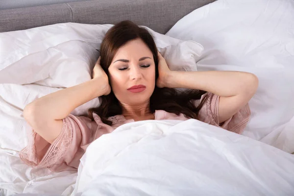 Jonge Vrouw Verstoord Door Lawaai Die Betrekking Hebben Haar Oren — Stockfoto