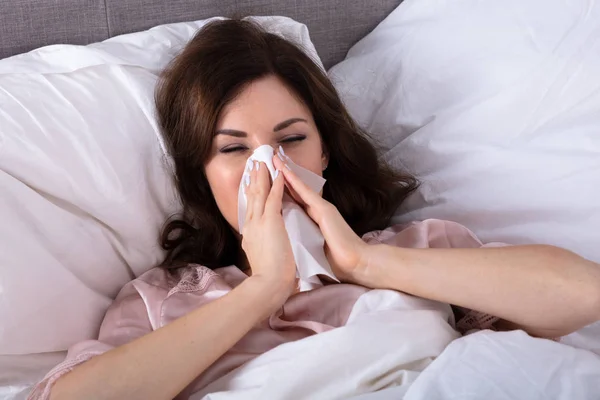 Sick Young Woman Lying Bed Sneezing Handkerchief — Stock Photo, Image